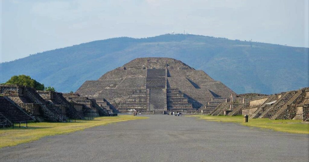 Trips to Teotihuacan site
piramide de la Luna
piramide del Sol 
Teotihuacan
Calzada de los muertos
Teotihuacan Pyramid